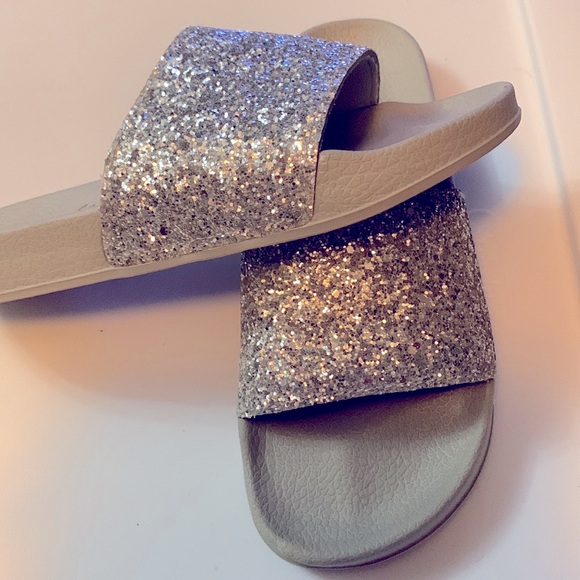 New Just Be… Silver sparkle slides comfort sole with slight arch support size 7 - Picture 2 of 6
